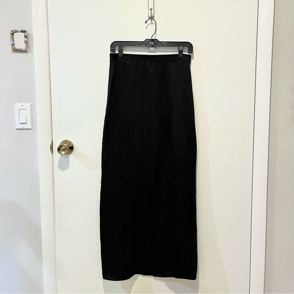 Night and Day long satin skirt with slit - Picture 6 of 10